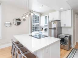 2 bed luxury Downtown Apt with free parking!