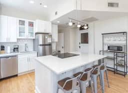 2 bed luxury Downtown Apt with free parking!