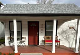 Red Door Cottage: Ski, Hike, Shop, Eat!