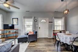 Red Door Cottage: Ski, Hike, Shop, Eat!