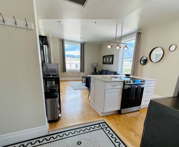 2 bed luxury Downtown Apt with free parking!