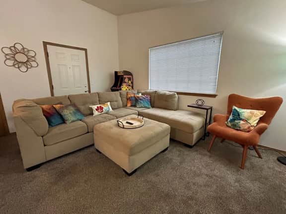 Clyde's Crib: Cozy Ms. Pac-Man minutes from I-84 and Hillcrest Country Club