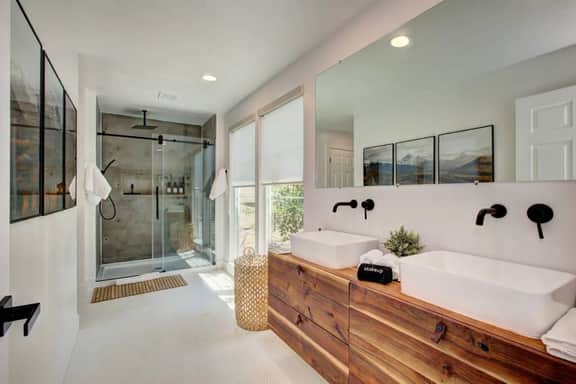 Off-Broadway - Modern w/outdoor haven