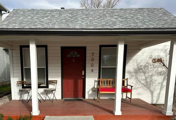 Red Door Cottage: Ski, Hike, Shop, Eat!