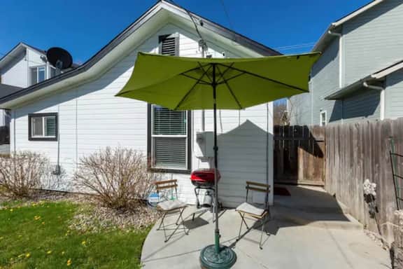 Red Door Cottage: Ski, Hike, Shop, Eat!