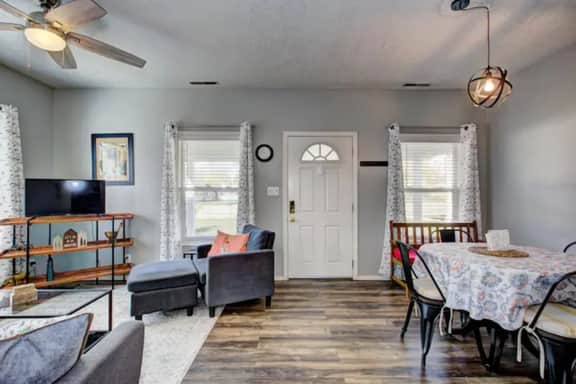 Red Door Cottage: Ski, Hike, Shop, Eat!