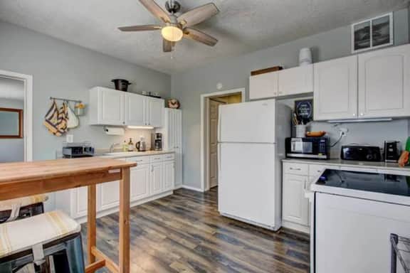 Red Door Cottage: Ski, Hike, Shop, Eat!