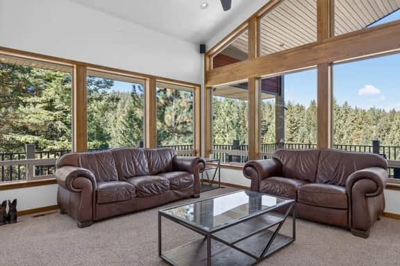 River and Pine: Banks Basecamp Lodge - Image 2