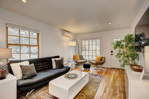 Newly Renovated in Hyde Park 21Parking +Laundry